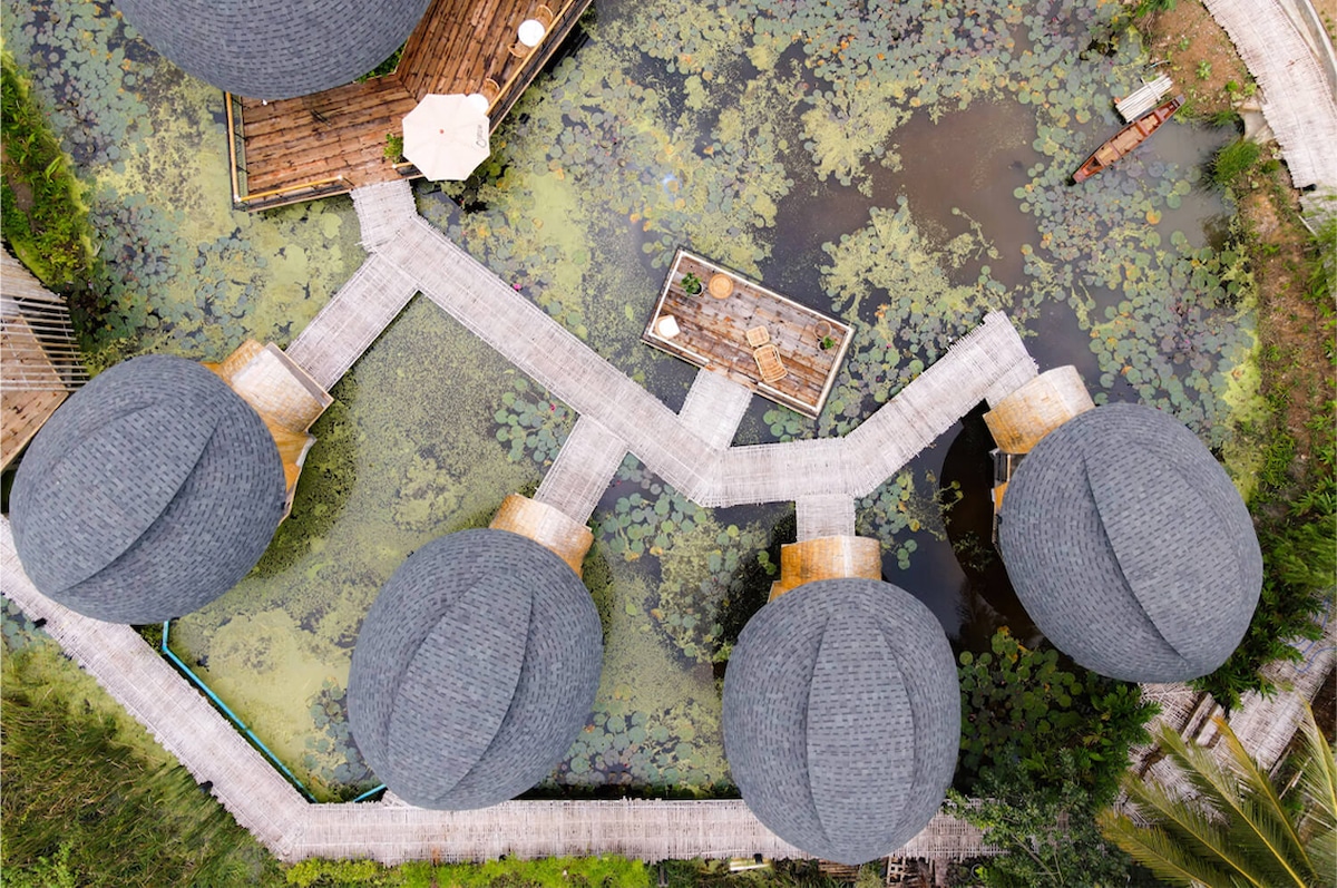 Des bungalows en bambou dans la destination éco-touristique de Turtle Bay en Thaïlande célèbrent le folklore local